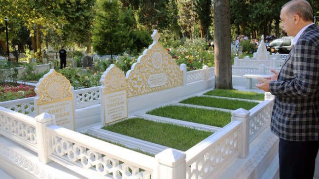 Cumhurbaşkanı Erdoğan, büyüklerinin mezarını ziyaret etti