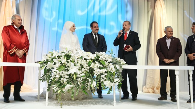 Cumhurbaşkanı Erdoğan, sunucusu Kaptanoğlu’nun nikah şahidi oldu