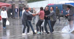 Taksim’de şemsiye satıcıları kavga etti