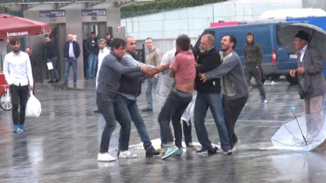 Taksim’de şemsiye satıcıları kavga etti