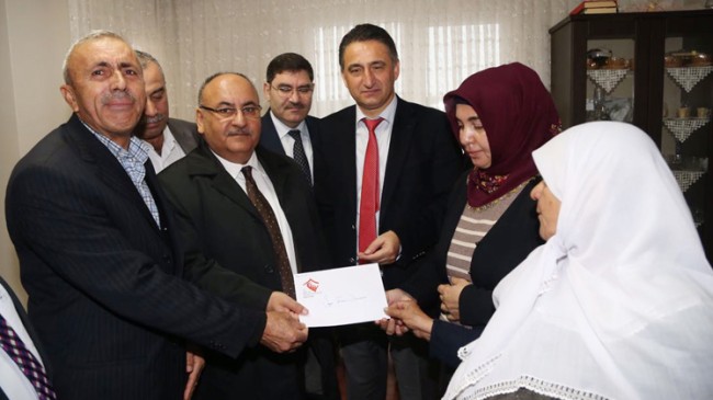 Başkan Can, Ahmet Dokuyucu’nun şehitlik belgesini anne babasına teslim etti