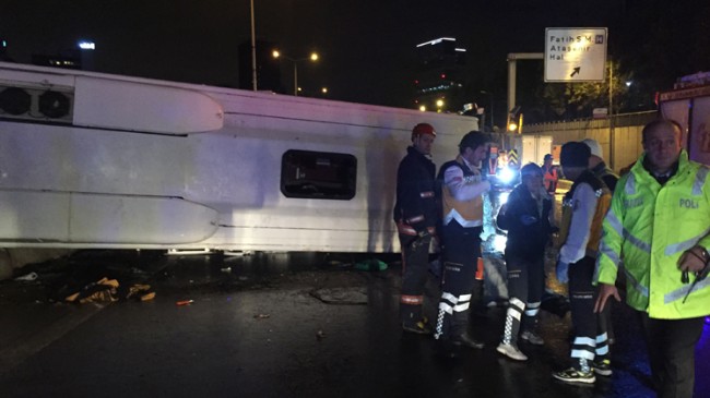 Kadıköy’de otobüs devrildi iki ölü