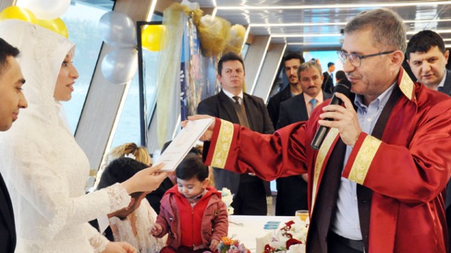 Başkan Türkmen’in kıydığı nikahla 9 Roman çiftinden denizin üstünde ‘Evet’