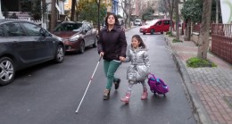 Görme engelli Ayşenur Yağcı, kızı ile hayata tutunuyor