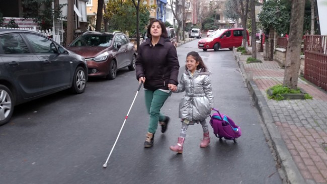 Görme engelli Ayşenur Yağcı, kızı ile hayata tutunuyor