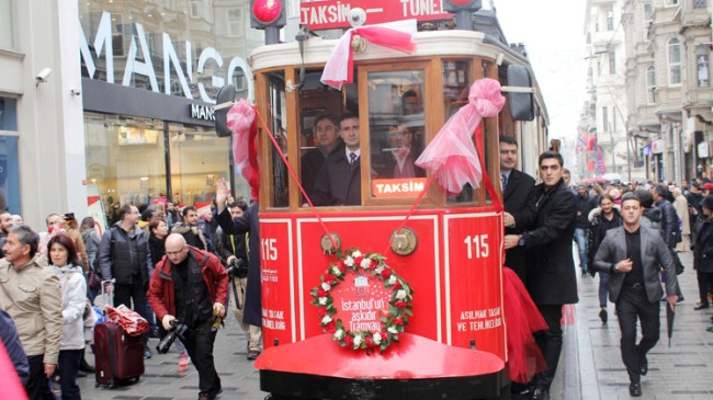 İstiklal Caddesi, nostaljik tramvayına yeniden kavuştu