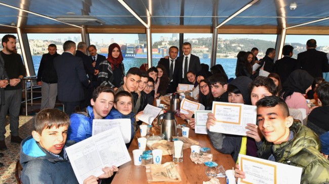 Başkan Türkmen, Üsküdarlı öğrencilere boğaz turu ile karne dağıttı