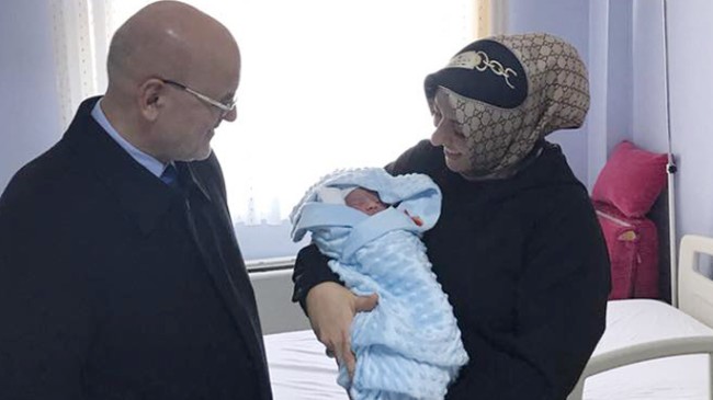 Beykoz’da yeni yılda ilk doğan ‘Enes Bebek’e başkanlardan ziyaret