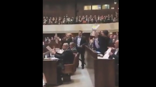 İsrail Parlamentosu’nda “Kudüs Filistin’in Başkentidir” pankartı açıldı!