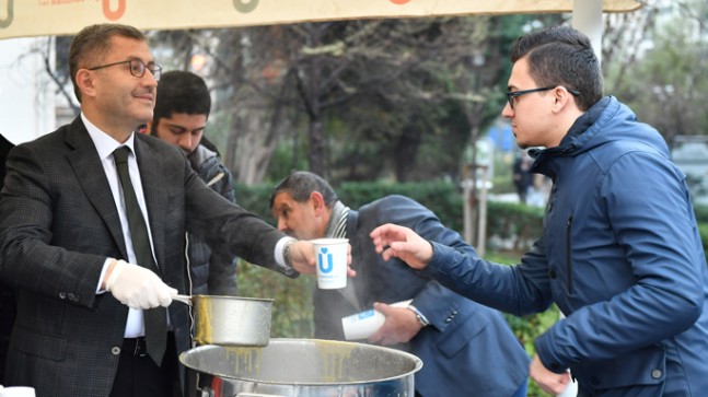 Üsküdar Belediye Başkanı Hilmi Türkmen, “Çorba bizden, derslere çalışmak sizden”