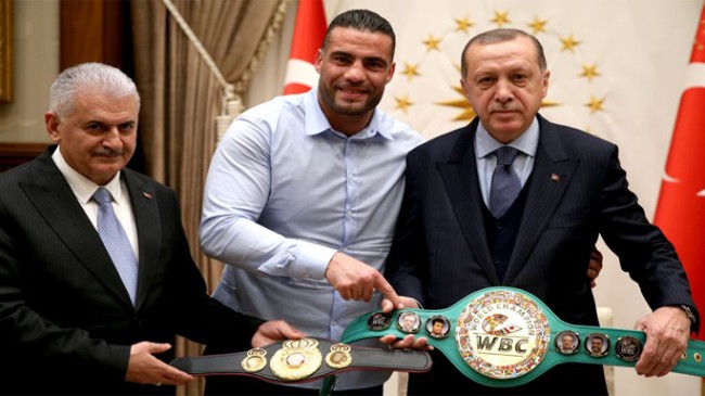 Dünya Şampiyonu Suriyeli Charr, altın kemerini Cumhurbaşkanı Erdoğan’a takdim etti