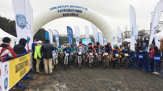 Sancaktepe’de yağmura rağmen dağ bisiklet yarışına yoğun ilgi