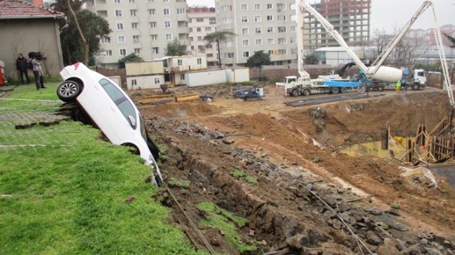 Kadıköy’de bir inşaatta toprak kayması!