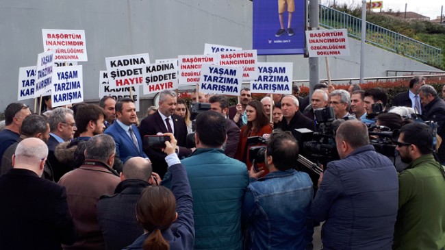 AK Parti Kadıköy’den olayın olduğu metro durağında basın açıklaması