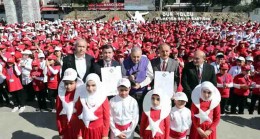 Bağcılar’da bin 380 çocuk işaret diliyle İstiklal Marşı’nı okuyarak rekor kırdı