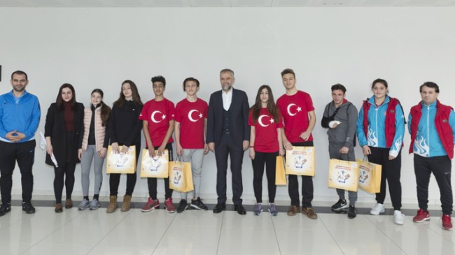 Başkan Ahmet Poyraz, Çekmeköy’ün başarılı sporcularını ödüllendirdi