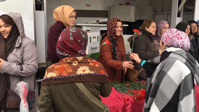 Beykoz’un AK Kadınları, Beykozluların Regaip Kandillerini çiçeklerle tebrik etti