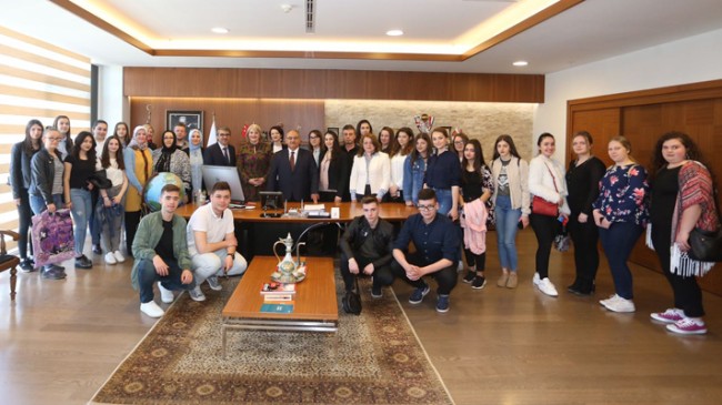 Başkan Can, Bosna-Hersekli öğrencileri makamında ağırladı