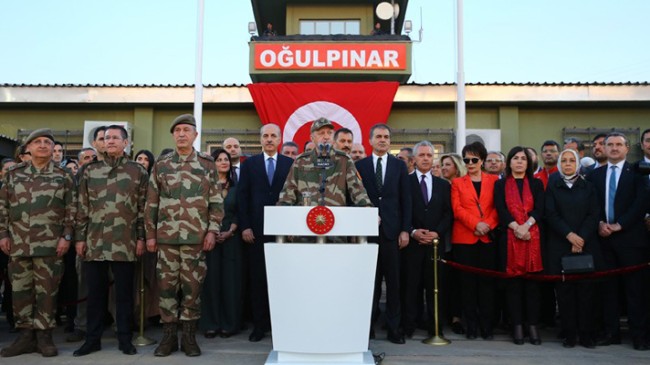 Cumhurbaşkanı Erdoğan’dan sanatçı ve sporcularla birlikte Mehmetçiklerimize moral ziyareti