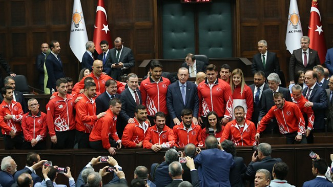 Cumhurbaşkanı Erdoğan milli güreşçilerimizi kabul etti