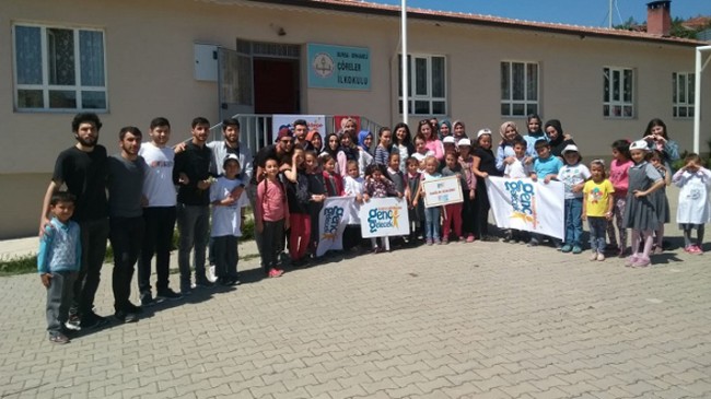 Genç Gelecek, Anadolu’da çocuklara kitap götürerek umut oluyor