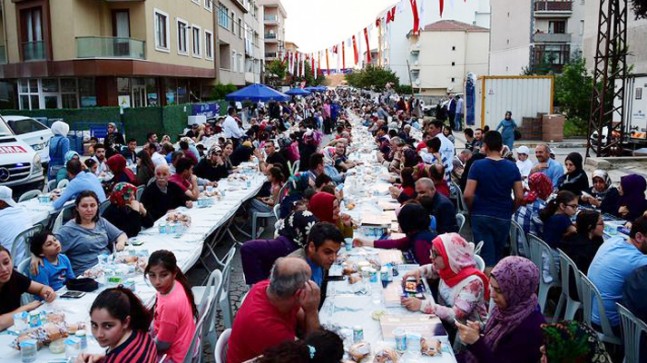 Sancaktepe’de mahalle iftarlarına yoğun ilgi