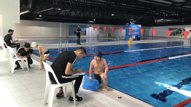 Üsküdar’da minik yüzücüler yarıştı