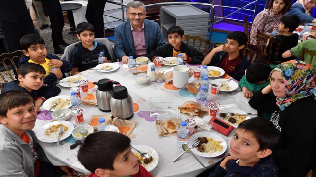 Başkan Türkmen, yetim ve öksüz çocuklarla iftar sofrasında buluştu