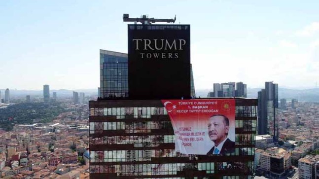 Trump Towers’da reisin pankartı!