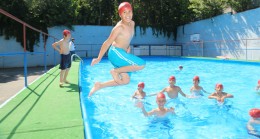 Ümraniyeli çocukların havuz keyfi