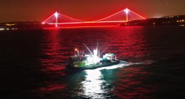 Balıkçı tekneleri İstanbul’un Boğazı’nın sessizliği ile buluştu