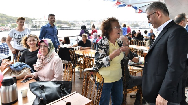 Başkan Türkmen, Çengelköy Mahallesi’ni Valide Sultan Gemisi’nde ağırladı