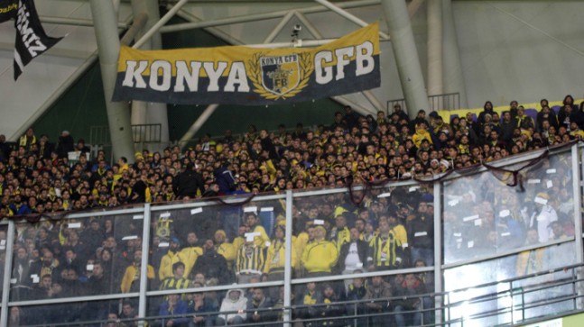 Fenerbahçe’nin büyük taraftarı takımlarını Konya’da da yalnız bırakmıyor