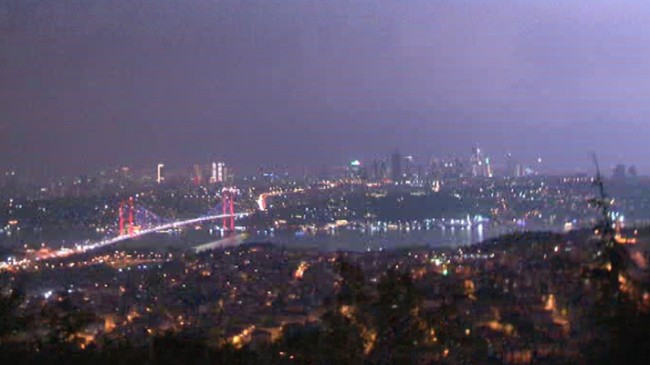 İstanbul şimşeklerle aydınlandı