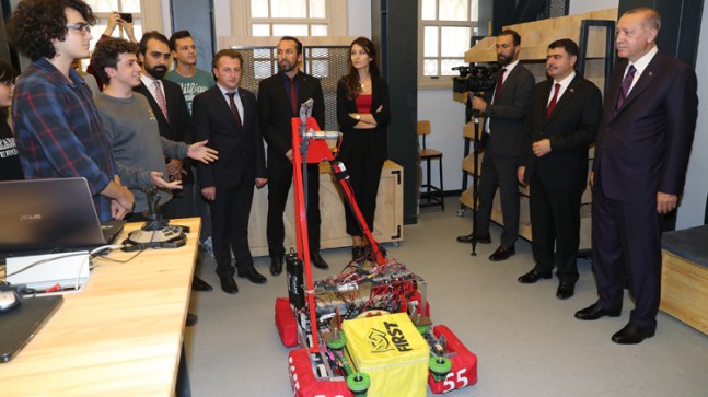 Kabataş Lisesi robotik takımı, Başkan Erdoğan’a sunum yaptı