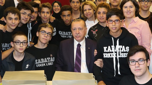 Başkan Erdoğan, “Evlatlarımızın çoğu bedenen sınıftalar, zihnen başka yerdeler”