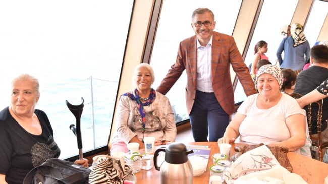 Ünalanlılar, Üsküdar Valide Sultan Gemisi’nde Başkan Türkmen’le buluştu