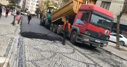 Şaka gibi; Kartal Belediyesi Arnavut taşlarına asfalt döşedi!