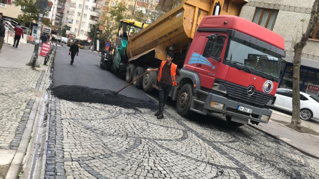 Şaka gibi; Kartal Belediyesi Arnavut taşlarına asfalt döşedi!