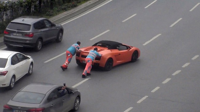 Lamborghini, trafikte alçak sürünüşte