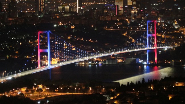 Suriye Zirvesi’nin ülke renkleri 15 Temmuz Şehitler Köprüsü’ne yansıtıldı