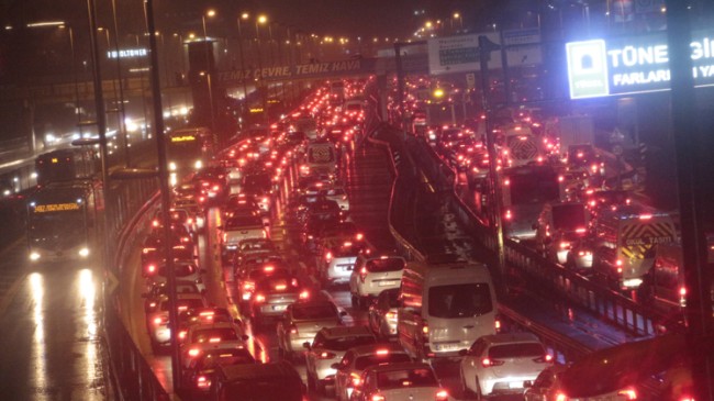 İstanbul E-5’de trafik kilit!