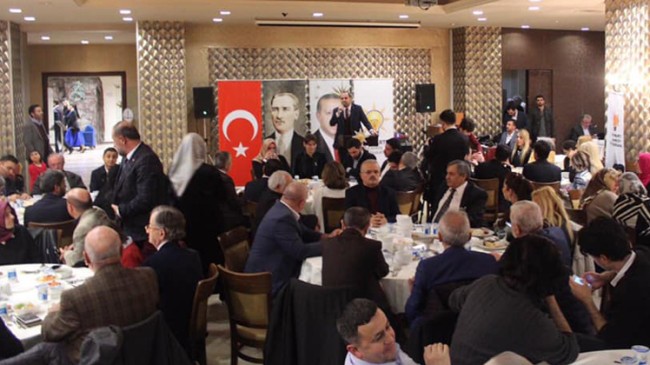 Başkan Ahıakın, “Diğer ilçeler teknoloji konuşurken biz halen Kadıköy’de kaldırımları konuşuyoruz!”