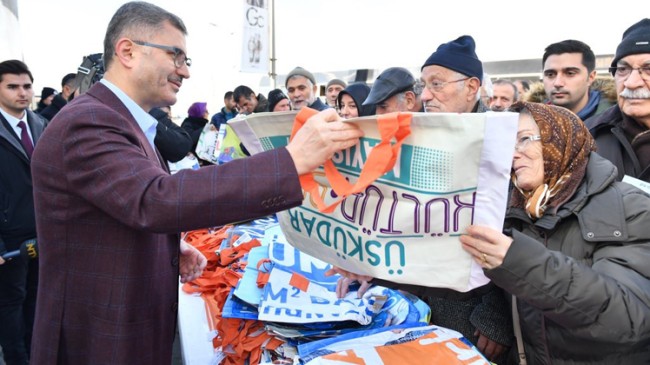 Başkan Hilmi Türkmen, Üsküdarlılara ekolojik çanta dağıttı