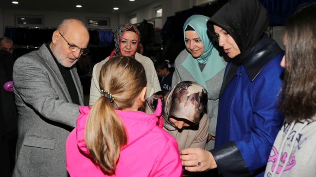 Beykoz Belediyesi Sosyal Market’ten 400 çocuğa kışlık giysi