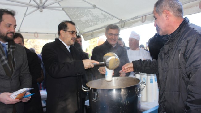Bakan Dönmez, Nakkaştepe’de Üsküdarlılara çorba dağıttı