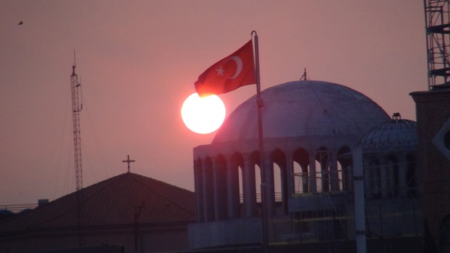 Günbatımı Türk Bayrağı ile buluştu