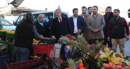 Murat Aydın, vatandaşa meyve dağıttı