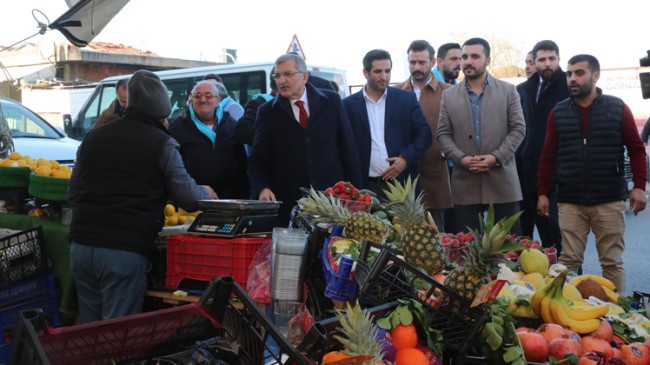 Murat Aydın, vatandaşa meyve dağıttı