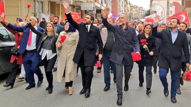 Ahmet Poyraz gönüllere yürüyor